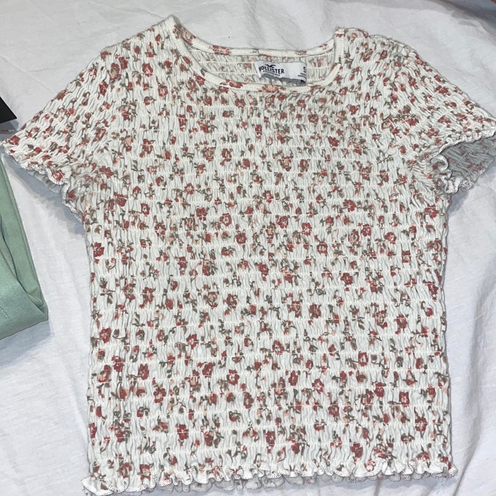 hollister  size small white rose cropped shirt